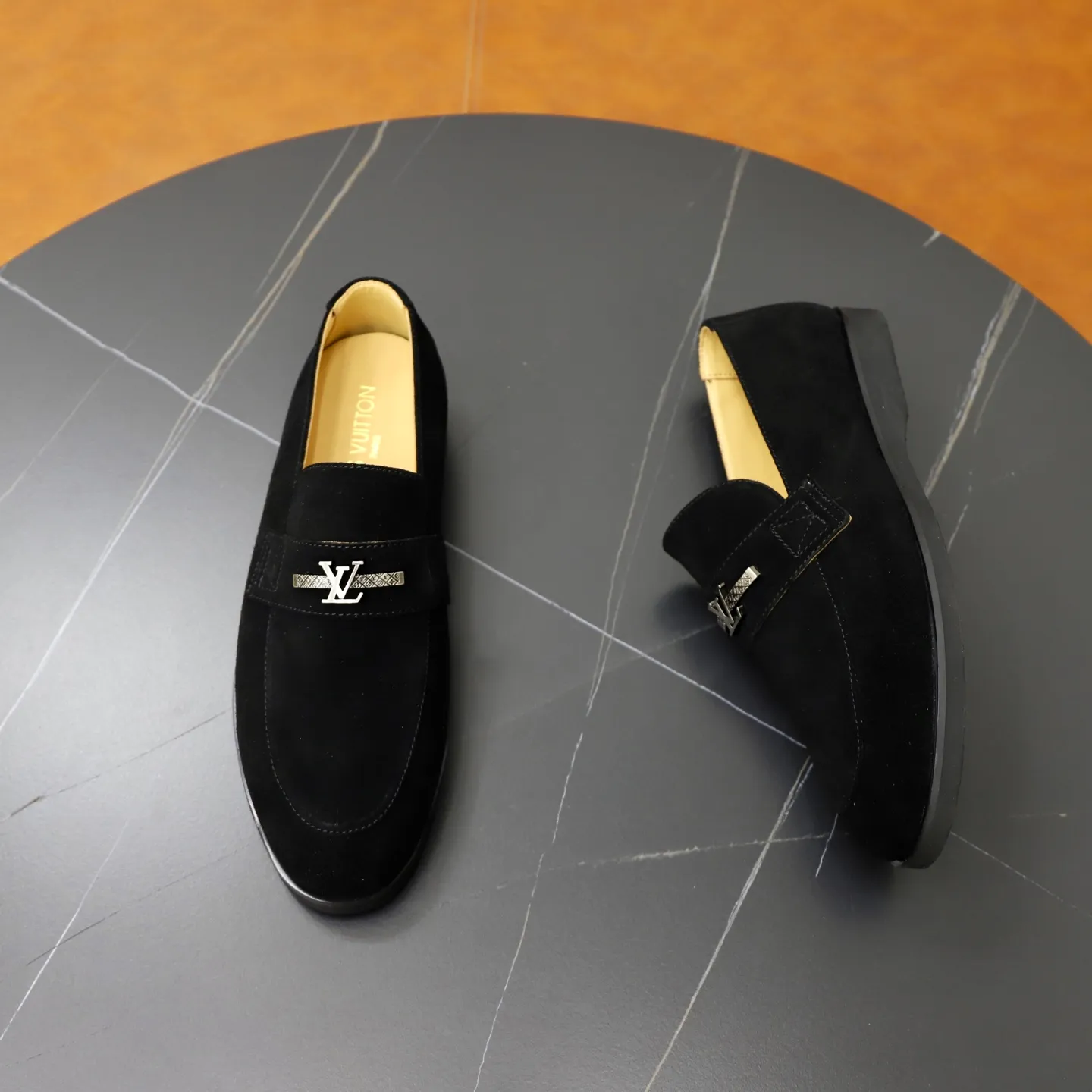 Ex-factory price: 442💰🙅‍♂️🙅‍♂️🙅‍♂️ Brand: LV Louis Vuitton Standard code: 38-44 (45 customized) Grade: Same as the official website Material: Original cow suede material stitching Comfortable and breathable cowhide lining Lightweight wear-resistant foam outsole Style category: Men's fashionable casual shoes Running sports shoes Distinguished luxury brand elements Top luxury color: actual picture color